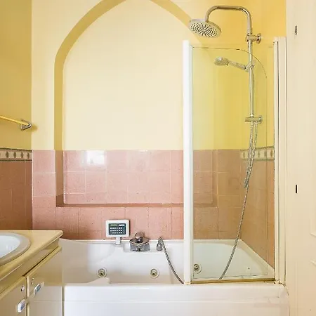 L'arco E La Curva:come A Casa Nel Cuore Di Μπολόνια